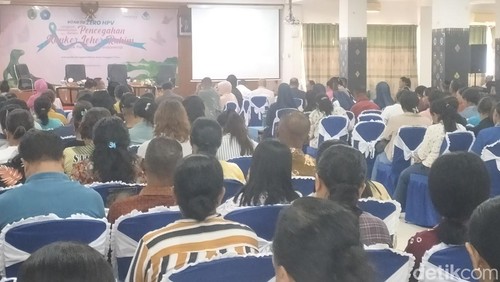 sosialisasi dan talkshow pencegahan kanker leher rahim untuk perempuan Indonesia, di Labuan Bajo, Manggarai Barat, NTT, Jumat (23/5/2025) (Ambrosius Ardin)