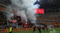 Spanduk Protes dan Flare Warnai Laga Terakhir Persija