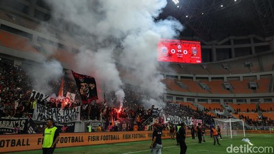 Spanduk Protes dan Flare Warnai Laga Terakhir Persija