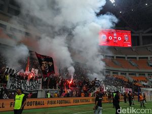 Spanduk Protes dan Flare Warnai Laga Terakhir Persija