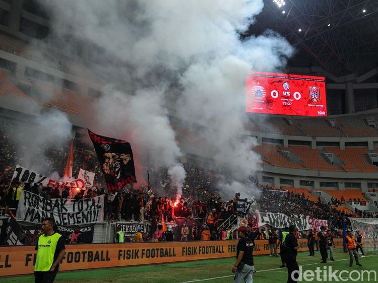 Spanduk Protes dan Flare Warnai Laga Terakhir Persija