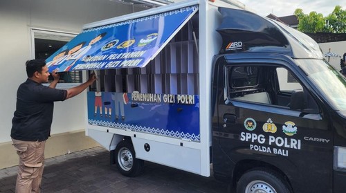 SPPG Polri Polda Bali menyalurkan program MBG untuk SD Negeri 29 Dangin Puri dan TK Kemala Bhayangkari 1 Denpasar, Jumat (23/5/2025). (Dok. Polda Bali)