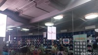 Area perpustakaan pun masih ramai pengunjung yang antusias membaca buku hingga bekerja.