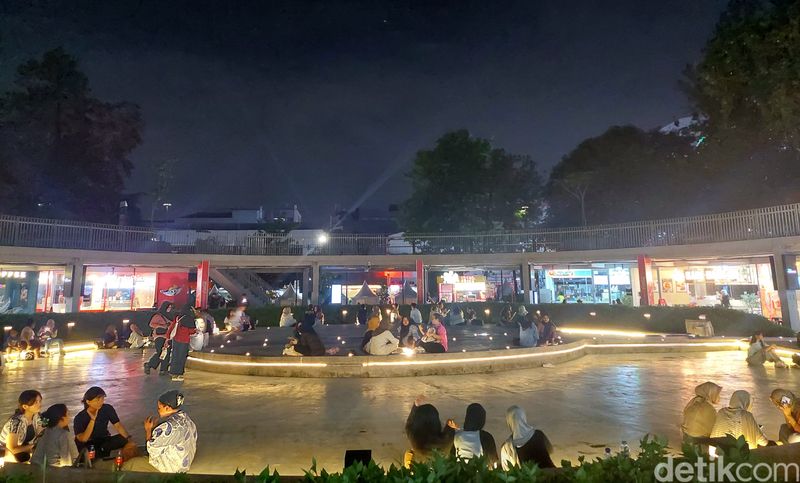 Suasana malam di taman-taman Jakarta