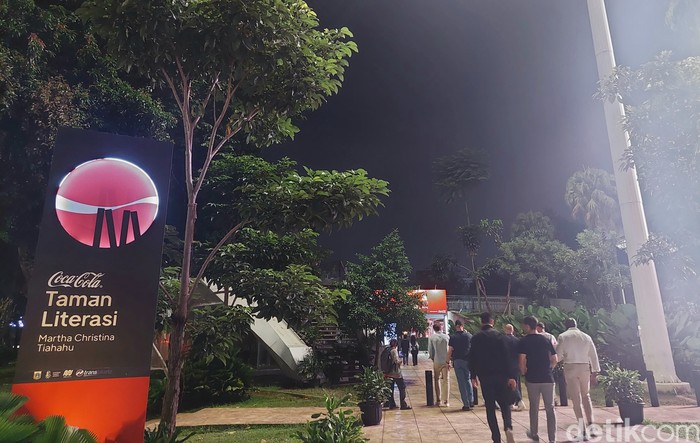 Suasana malam di taman-taman Jakarta
