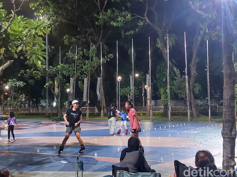 Suasana malam di taman-taman Jakarta