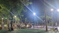 Sepertinya Taman Menteng cocok nih untuk yang mencari ketenangan malam atau sekedar melepas lelah sepulang kerja. Karena saat saya di sana, taman ini cenderung sepi dan tenang. Berbeda sekali suasananya dengan Taman Lapangan Benteng atau Taman Literasi di Blok M yang sangat ramai.