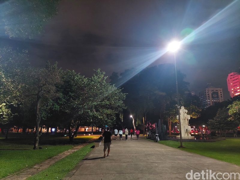 Suasana malam di taman-taman Jakarta