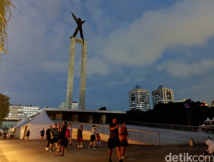 Suasana malam di taman-taman Jakarta
