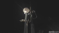 Pantauan kami saat di sana, terdapat beberapa tiang CCTV yang berdekatan dengan tiang lampu.