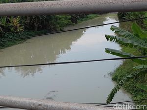 Duh! Air Sungai Dukupuntang Mengandung Limbah Batu Alam