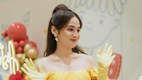 Syifa Hadju cosplay menjadi Princess Belle menggunakan gaun kuning panjang. Foto: dok. Instagram Shifa Hadju