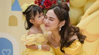 Aisha fans berat Princess Belle. Muach... kecup manis dari Aisha untuk Princess Belle. Foto: dok. Instagram Shifa Hadju