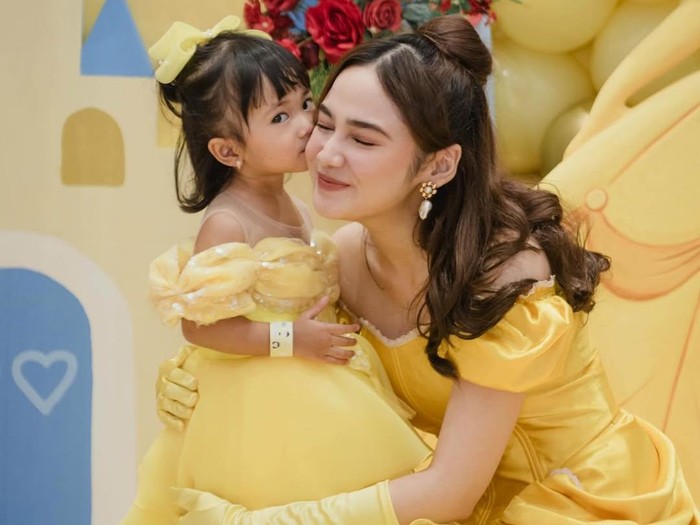Kebersamaan Syifa Hadju dan Zoe Wassink.