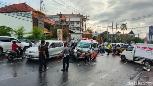 Tabrakan ambulans vs mobil boks di Jalan Teuku Umar, Denpasar, Jumat (23/5/2025).