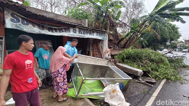 Tembok pembatas longsor menimpa gerobak pedagang dan mengancam area makam di Kedungwuluh, Kecamatan Purwokerto Barat, Banyumas, Jumat (23/5/2025).