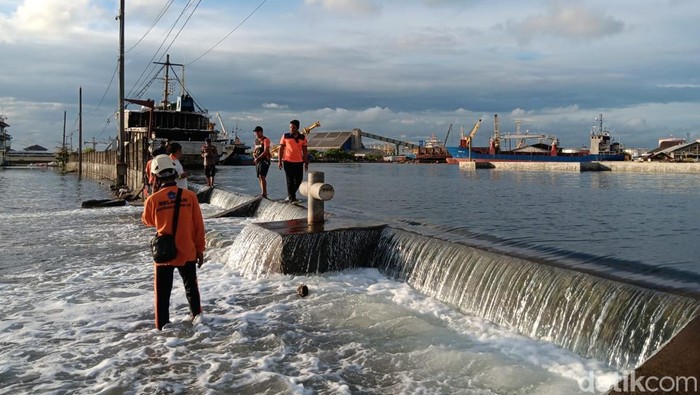 Tembok penahan air laut yang jebol di Pelabuhan Tanjung Emas Semarang, Jumat (23/5/2025).