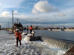 Tembok Penahan Air Laut Jebol, Pelabuhan Tanjung Emas Semarang Kebanjiran