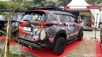 Daihatsu Terios ini terlihat jangkung dengan perubahan pada sektor suspensi. Selain menambah ground clearance yang semakin tinggi, saat diajak off-road bisa lebih mudah hadapi rintangan. Foto: Ridwan Arifin