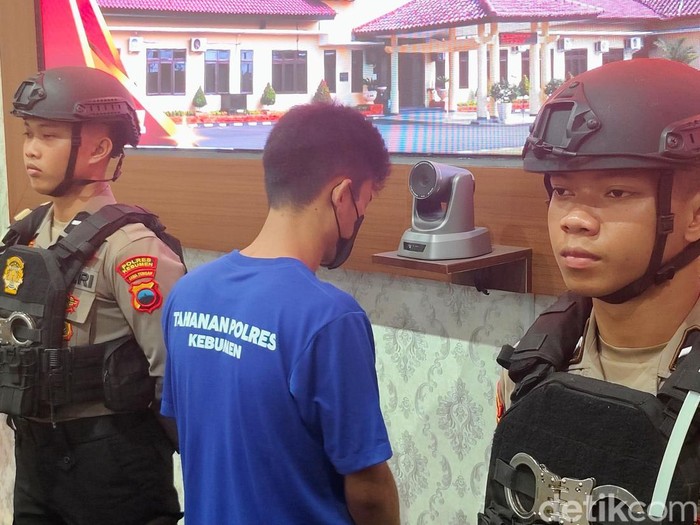 Tersangka Wahid (27) pembunuh kepala SD asal Magelang, saat dihadirkan dalam pers rilis di Mapolres Kebumen, Jumat (23/5/2025).