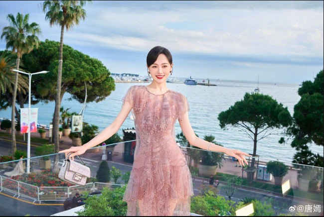 Tiffany Tang adalah aktris terkenal China yang dilaporkan diminta cepat-cepat meninggalkan red carpet. Dilansir Kbizoom, petugas melakukannya karena Tiffany berpose terlalu lama di hadapan fotografer. Foto: Weibo Tiffany Tang