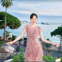 Tiffany Tang adalah aktris terkenal China yang dilaporkan diminta cepat-cepat meninggalkan red carpet. Dilansir Kbizoom, petugas melakukannya karena Tiffany berpose terlalu lama di hadapan fotografer. Foto: Weibo Tiffany Tang