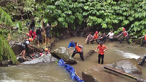 Tim SAR gabungan mengevakuasi jenazah staf vendor Diskominfo Badung, Made Gede Tedy Putra Yana, dari celah bebatuan yang dalam di selatan Air Terjun Nungnung, Desa Pelaga, Kecamatan Petang, Badung, Jumat (23/5/2025) sore. (Istimewa)