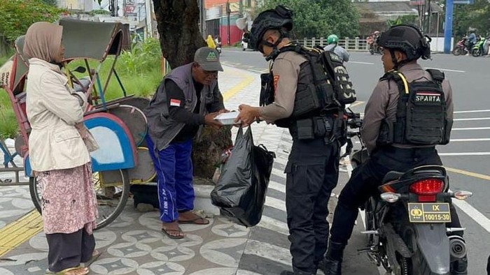 Tim Sparta Satuan Samapta Polresta Solo saat membagikan ratusan nasi kotak dalam aksi sosial bertajuk Jumat Berkah, Jumat (23/5/2025).