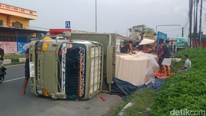 Truk muatan triplek terguling di Jalan Jogja-Solo, Delanggu Klaten, Jumat (23/5/2025) siang.
