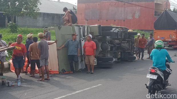 Truk muatan triplek terguling di Jalan Jogja-Solo, Delanggu Klaten, Jumat (23/5/2025) siang.