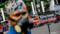 Para peserta aksi membawa berbagai poster menolak kerusakan lingkungan yang terjadi di Kalteng.