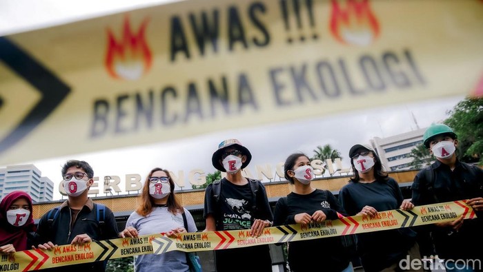 Tuntut Kejahatan Korporasi Terhadap Ekologis di Kalimantan Tengah Aktivis dari Wahana Lingkungan Hidup Indonesia (WALHI) menggelar aksi unjuk rasa di Gerbang Pancasila, Kompleks Parlemen, Jakarta, Jumat (23/5/2025). Aksi ini merupakan bentuk protes terhadap kejahatan korporasi dan dampak ekologis yang ditimbulkannya di Kalimantan Tengah.