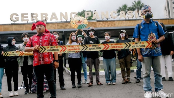 Aktivis dari Wahana Lingkungan Hidup Indonesia (WALHI) menggelar aksi unjuk rasa di Gerbang Pancasila, Kompleks Parlemen, Jakarta, Jumat (23/5/2025). Aksi ini merupakan bentuk protes terhadap kejahatan korporasi dan dampak ekologis yang ditimbulkannya di Kalimantan Tengah.
