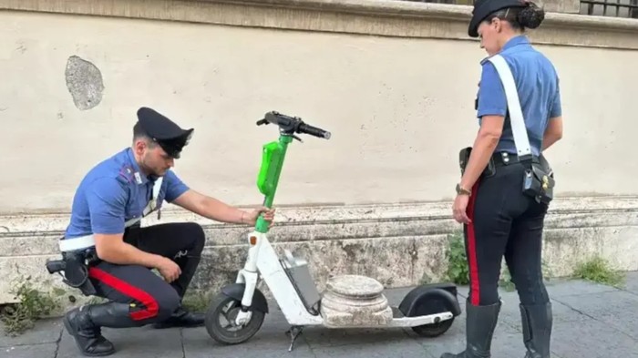 Turis Jerman bawa kabur artefak kuno Italia pakai skuter