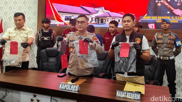 Ungkap kasus pembunuhan kepala SD asal Magelang di Polres Kebumen, Jumat (23/5/2025) siang.
