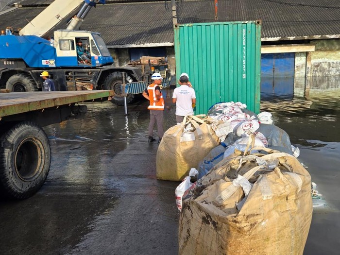 Upaya melokalisir air laut akibat tembok pembatas jebol di kawasan Pelabuhan Semarang, Jumat (23/5/2025).