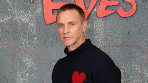 Ini penampilan Devon Sawa saat menghadiri photo call film Heart Eyes (2025) yang dibintanginya. Foto diambil 21 Januari lalu. (Foto: Getty Images via AFP/MATT WINKELMEYER)