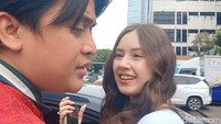 Billy Syahputra terus memohon doa bila disingggung perihal status sudah menikah dengan Vika Kolesnaya. Foto: Febryantino/detikcom