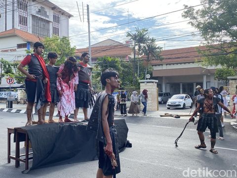 Visualisasi jalan salib di karnaval Paskah di Jalan Pemuda, Kota Semarang, Jumat (23/5/2025).