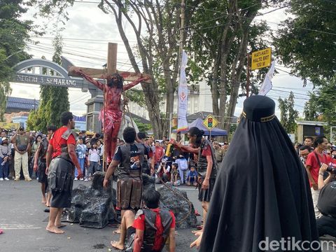 Visualisasi jalan salib di karnaval Paskah di Jalan Pemuda, Kota Semarang, Jumat (23/5/2025).