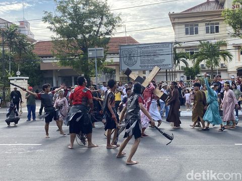 Visualisasi jalan salib di karnaval Paskah di Jalan Pemuda, Kota Semarang, Jumat (23/5/2025).