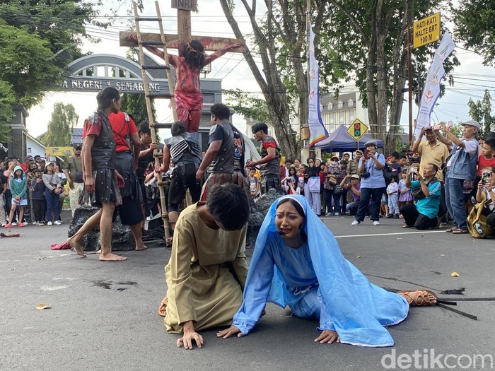 Visualisasi jalan salib di karnaval Paskah di Jalan Pemuda, Kota Semarang, Jumat (23/5/2025).