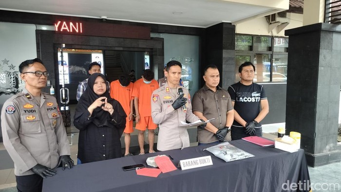 Wakapolresta Malang Kota AKBP Oskar Syamsuddin saat konferensi pers.