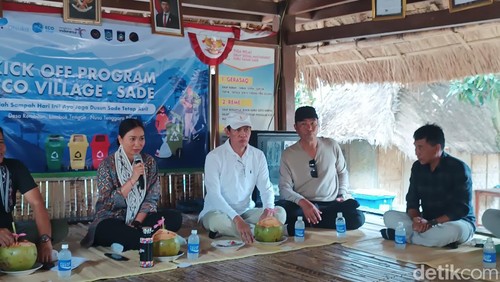 Wakil Menteri Pariwisata (Wamenpar) Ni Luh Enik Ermawati, saat menyampaikan pemaparan pada acara program Eco-Village di Desa Adat Sade, Lombok Tengah, NTB, Jumat (233/5/2025).