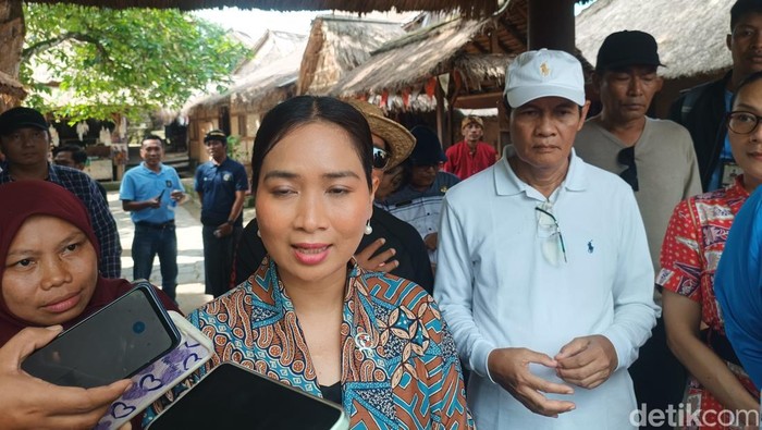 Wamenpar Ni Luh Enik Ermawati atau Ni Luh Puspa saat mengunjungi Desa Adat Sade, Kecamatan Pujut, Lombok Tengah, NTB, Jumat (23/5/2025). (Foto: Edi Suryansyah/detikBali)