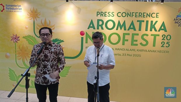 Wamenperin Faisol Riza dan Dirjen Agro Putu Juli Ardika  dalam Pre Event Aromatik Indofest 2025 di Kemenperin Jumat (23/5/2025). (CNBC Indonesia/Ferry Sandi)