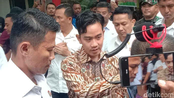 Wapres Gibran saat mengecek kegiatan cek kesehatan gratis di Indramayu