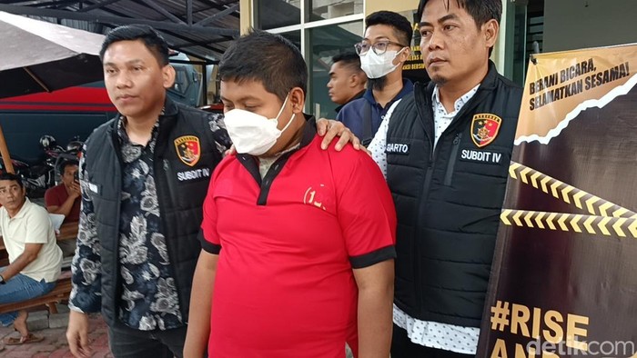 Wirawan Jamhuri, dosen UIN Mataram yang cabuli 7 mahasiswi saat dihadirkan konferensi pers di depan gedung Unit PPA Ditreskrimum Polda NTB, Jumat (23/5/2025). (Abdurrasyid Efendi/detikBali)