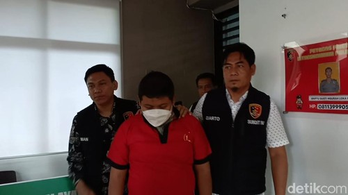 Wirawan Jamhuri, dosen UIN Mataram yang cabuli 7 mahasiswi saat dihadirkan konferensi pers di depan gedung Unit PPA Ditreskrimum Polda NTB, Jumat (23/5/2025). (Abdurrasyid Efendi/detikBali)