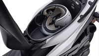 Meski fitur-fiturnya sangat basic, motor ini memiliki keunggulan berupa bagasi besar di bawah jok dengan kapasitas 21,3 liter, cukup besar buat memuat satu helm open face. Kompartemen penyimpanan juga hadir di dasbor depan yang mampu menampung botol air mineral ukuran 600 ml. Foto: Dok. Yamaha